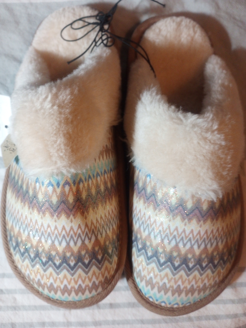 Women's Blazin Roxx Cream Fuzzy Lined Slip-On Slippers (7/8)
